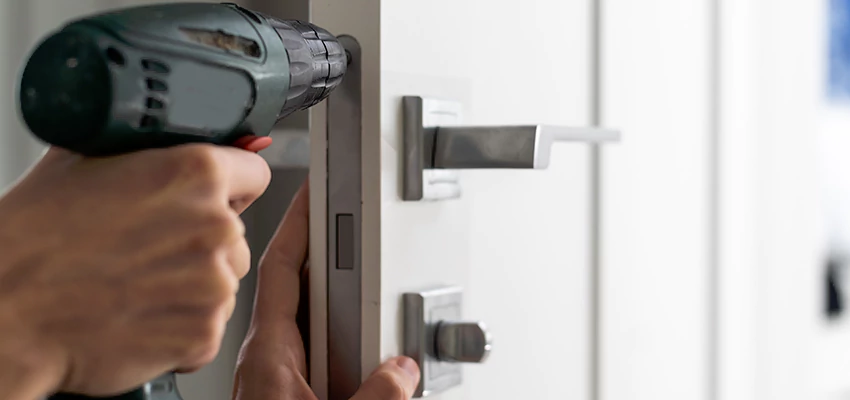 Locksmith For Lock Replacement Near Me in Fontainebleau, FL